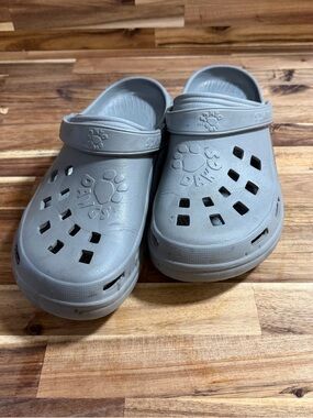 Dawgs Kids Light Gray Slip-On Clogs with Paw Accent